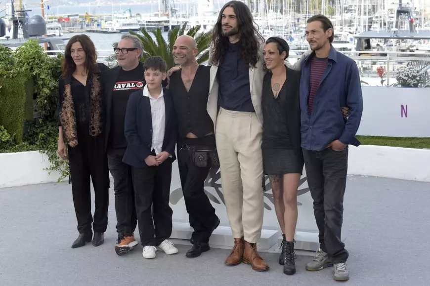 Sirât. Actorul spaniol Tonin Janvier, actorul Jade Oukid, regizorul spaniol Óliver Laxe, actorul Richard Bellamy, actorul brazilian Bruno Núńez, Sergi López și actrița Stefania Gadda la Festivalul de Film de la Cannes 2025. Foto: Profimedia