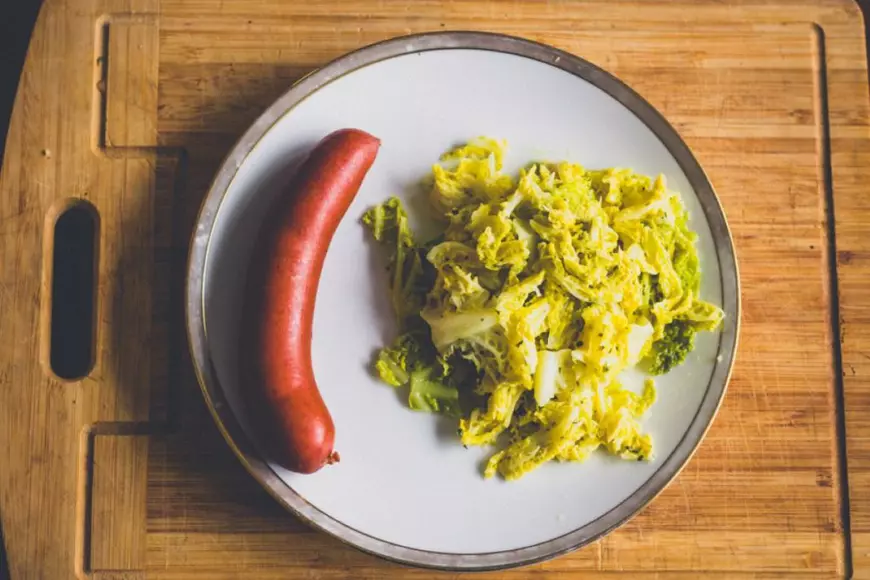 Varză creață călită cu cârnați