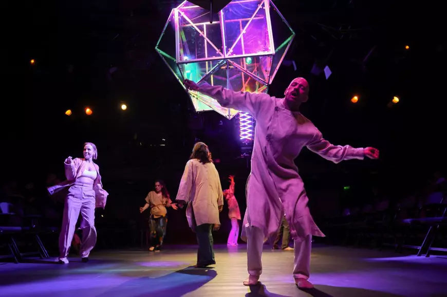 NIMIC NU E ÎNTÂMPLĂTOR, un spectacol inspirat de teatralitatea constelațiilor familiale