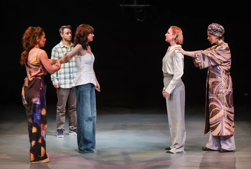 NIMIC NU E ÎNTÂMPLĂTOR, un spectacol inspirat de teatralitatea constelațiilor familiale