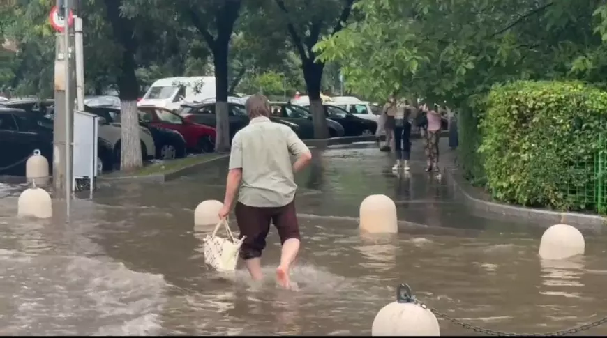 Furtuna din București a lăsat prăpăd în urmă: mașini distruse, străzi inundate, copaci prăbușiți