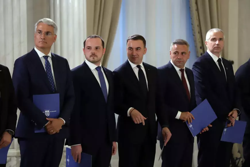 Alexandru Rogobete, al doilea din stânga, la depunerea jurământului, Palatul Cotroceni