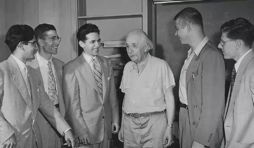 Albert Einstein ]nconjurat de studenții săi de la Princeton, New Jersey