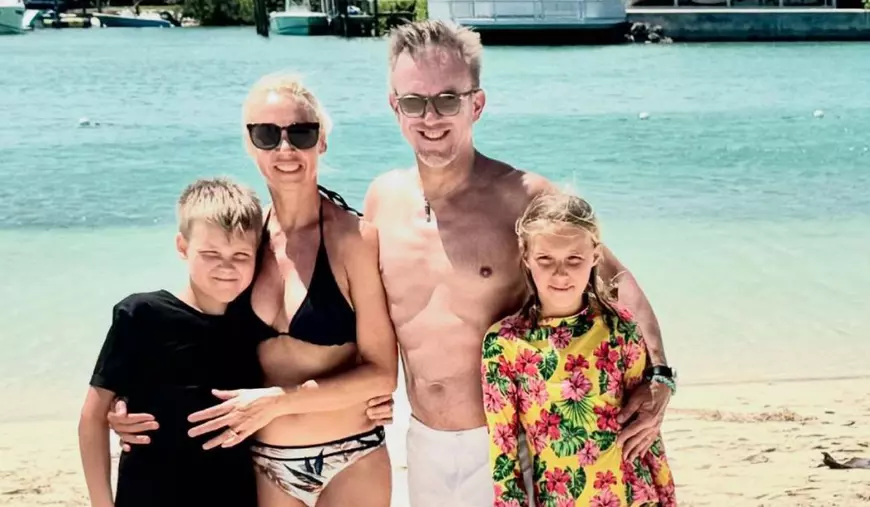 În imagine Anders Kurtén, CEO-ul  Fraser Yachts, alături de familia sa, fiul său in stanga, Soția si fiica sa in dreapta, pe o plaja insorită din Bahamas, în spare se vede apa liniștită, 20 aprilie 2025, Facebook