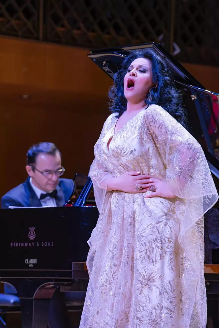 Angela Gheorghiu cantand