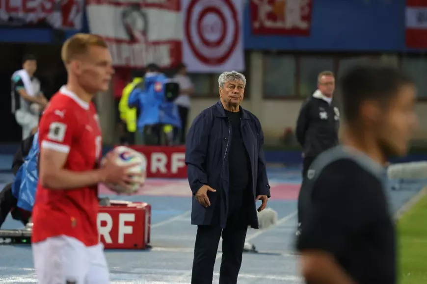 Mircea Lucescu în timpul meciului dintre Austria și România, austriecii bat un aut.