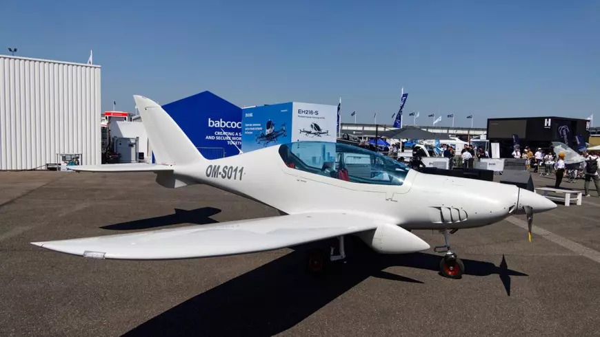Imagine cu un avion alb Shark Sport care este expus la cea de-a 55-a ediție a Paris Airshow, iunie 2025
