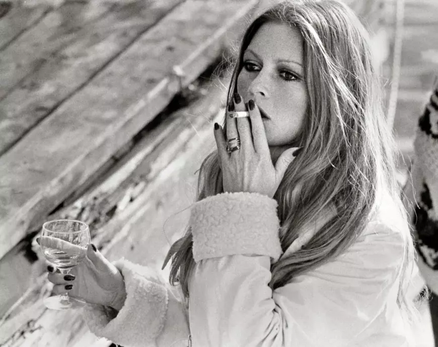 Fumatul a fost interzis în școli, parcuri și pe plaje pentru a proteja copiii, în Franța. Ce amenzi se vor da cui nu respectă legea