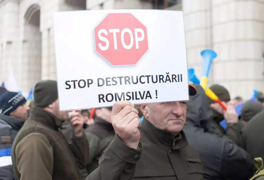 Fostul director Romsilva, bonificat la pensie cu 100.000 de euro, apoi reangajat, reclamat la parchet. Schema prin care s-a produs abuzul