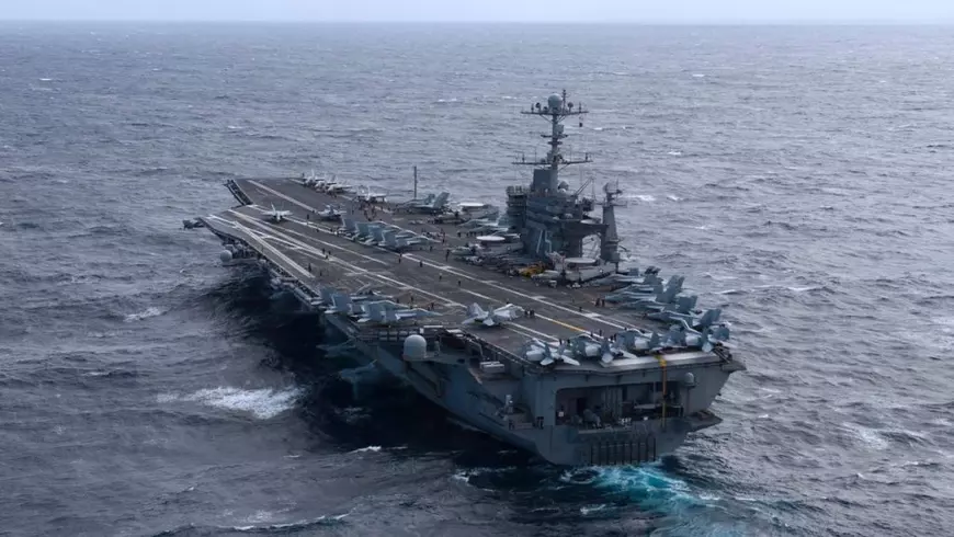 Portavionul USS Harry S. Truman (CVN 75), încărcat cu mai multe aparate de zbor, tranzitează Oceanul Atlantic, 18 octombrie 2017. Harry S. Truman este în curs de desfășurare a unor teste personalizate la bordul navei privind disponibilitatea și evaluarea finală a problemei, în pregătirea operațiunilor viitoare