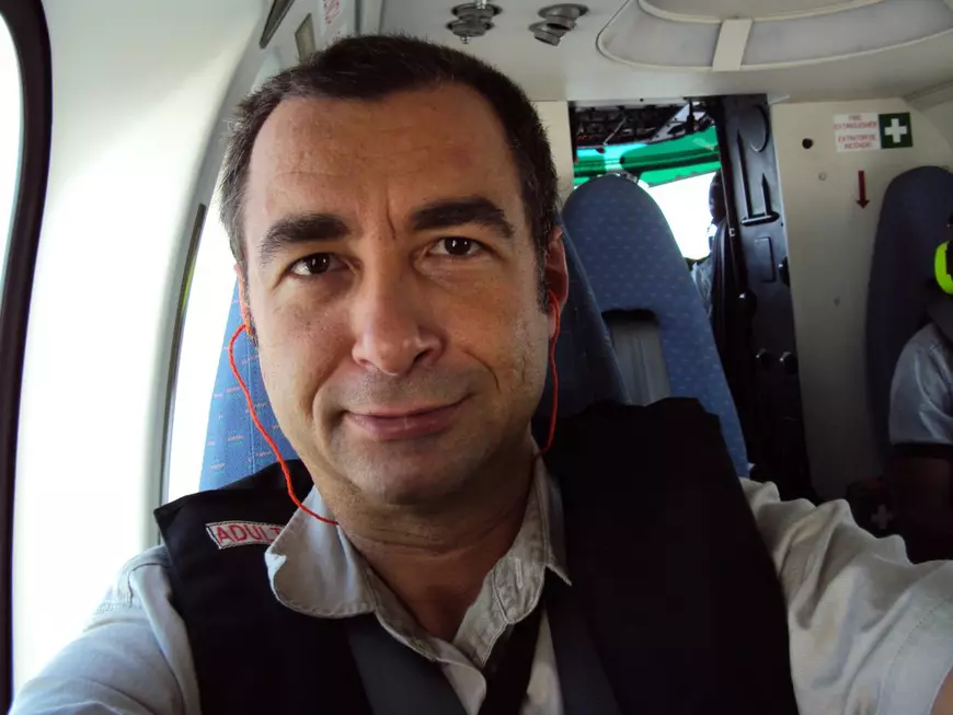 Ionuț Șendroiu în elicopter, în Angola