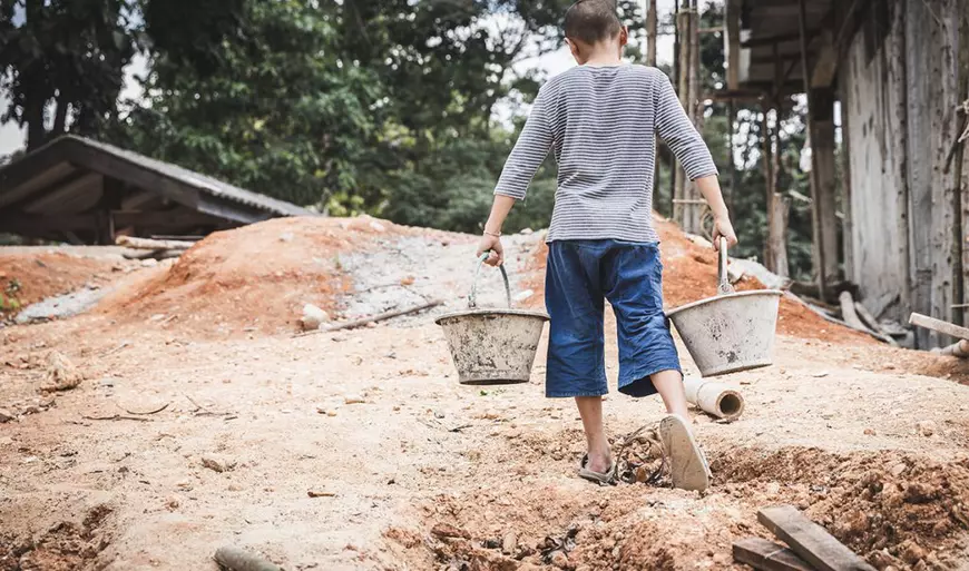 Un copil sarac munceste pe un santier. Foto ilustrativ