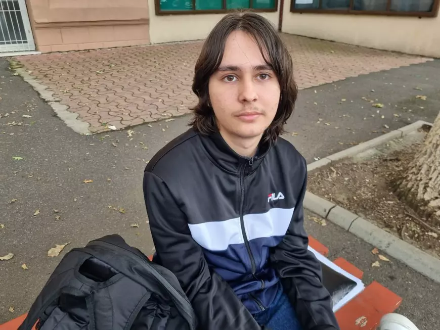 Un elev cu părul lung, sta pe o banca, cu un dosar deschis in fata, cu ghiozdanul negru, langa el, Isi frange mainile. Prima zi de BAC 2025
