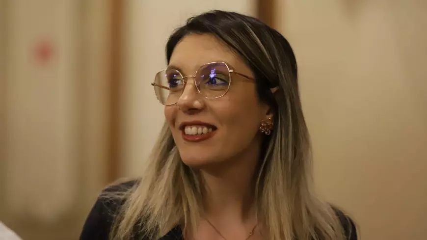 Diana Buzoianu îmbrăcată într-un sacou negru
