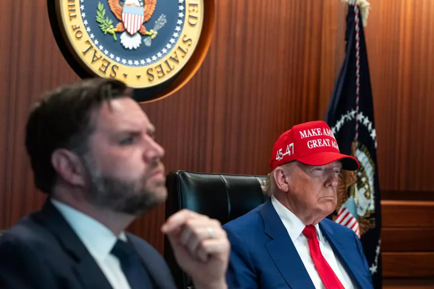 JD Vance (stânga) și Donald Trump (dreapta) surprinși în Situation Room pe 21 iunie 2025. Ambii privesc în față