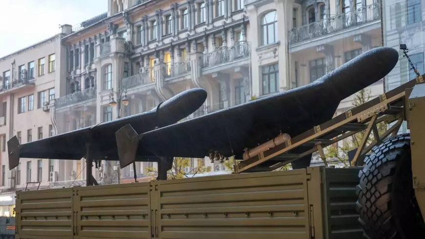 Imagine cu două drone Shahed pe o stradă din Rusia, înainte de parada de Ziua Victoriei din Moscova.