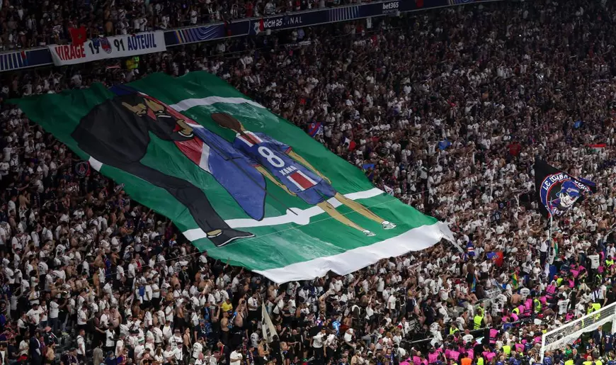 Banner dezvăluit de fanii PSG la finalul meciului cu Inter Milano, în care antrenorul Luis Enrique și fiica sa Xana, sunt prezentați.