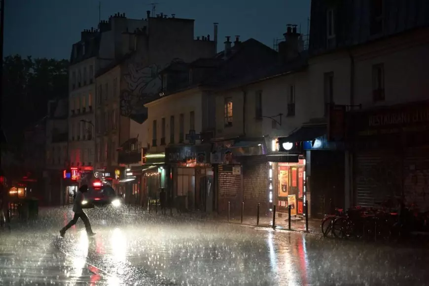 2 morți, 17 răniți și 110.000 de locuințe fără curent electric, după o furtună violentă, în Franța
