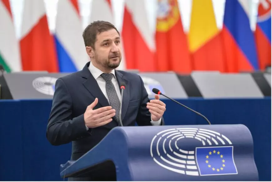 C&acirc;t de mufat e partidul lui George Simion la &bdquo;sistem&rdquo;. Membrii AUR care au scos bani frumo&#537;i din afaceri cu statul