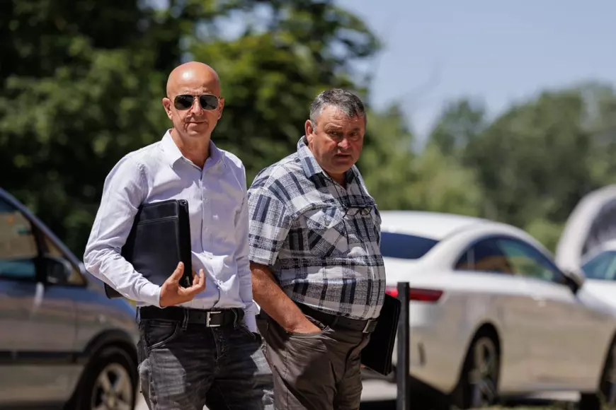 Marian Vasile (dreapta) şi Eugen Țenea, poliţiştii din Dobrosloveni.