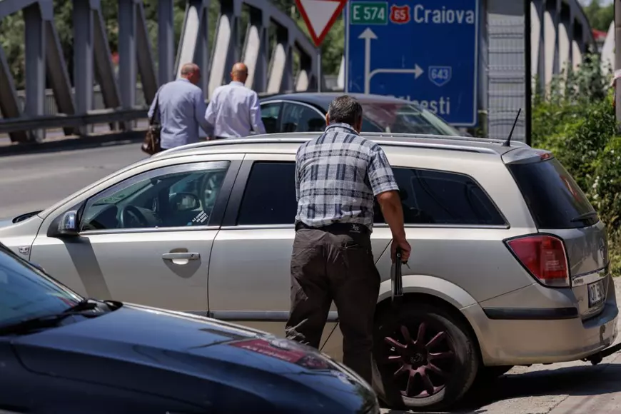 Marian Vasile fugind de aparatul de fotografiat