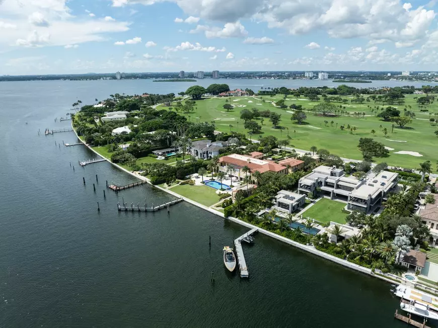 Pe &bdquo;Insula miliardarilor&rdquo; sunt vile de lux cu c&acirc;te 10 toalete, dar f&#259;r&#259; canalizare. C&acirc;t cere ora&#537;ul vecin s&#259;-i lase s&#259; se lege la re&#539;ea pe Jeff Bezos &#537;i Ivanka Trump