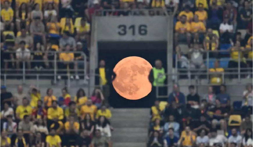 Cum s-a văzut „Luna Căpșună” pe cerul României. Imaginile impresionante din toată țara