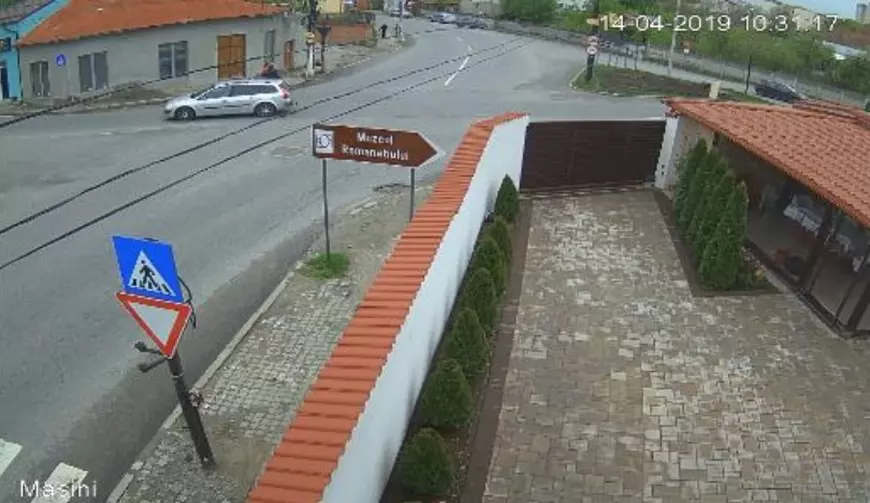 Maşina lui Dincă, trecând prin locul din care a dispărut Luiza. Camera de supraveghere era defazată cu o oră