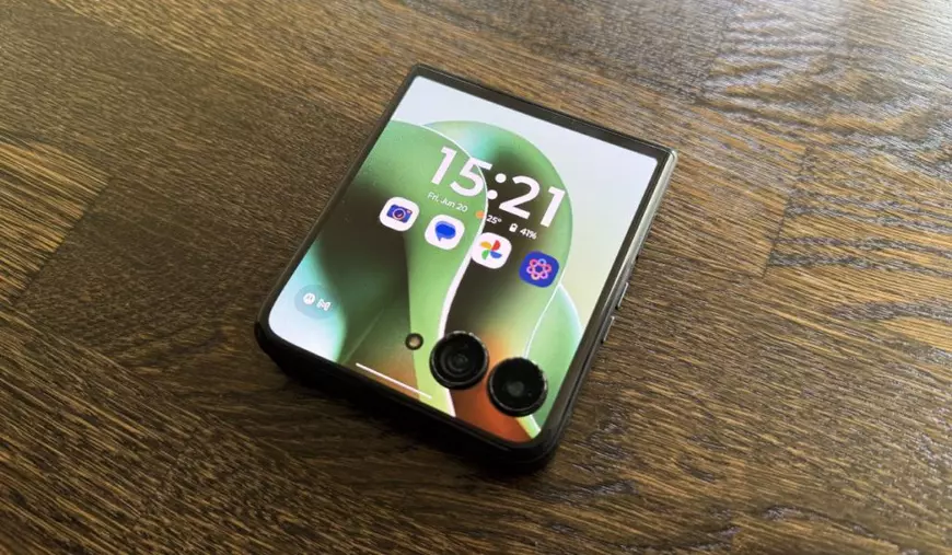 Un telefon Motorola Razr 60 Ultra verde, așezat pe un fundal de lemn.