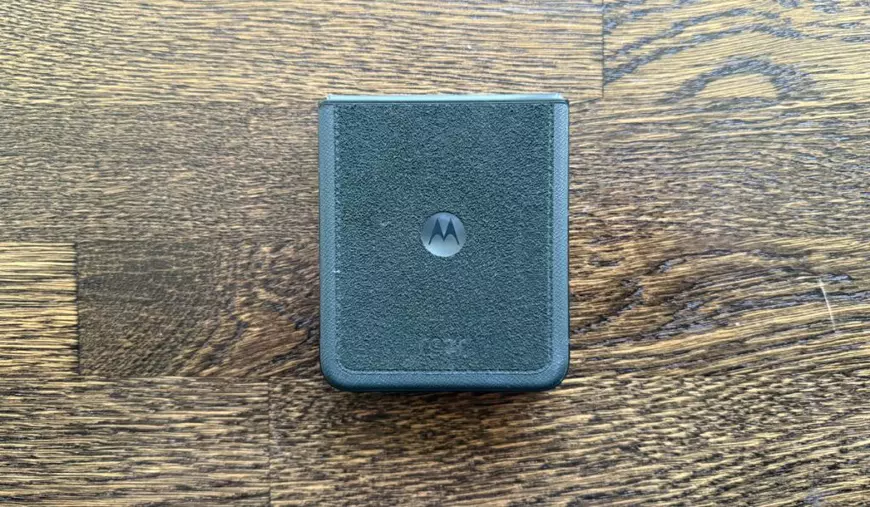 Un telefon Motorola Razr 60 Ultra verde, așezat pe un fundal de lemn.