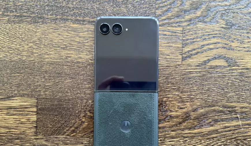 Un telefon Motorola Razr 60 Ultra verde, așezat pe un fundal de lemn.