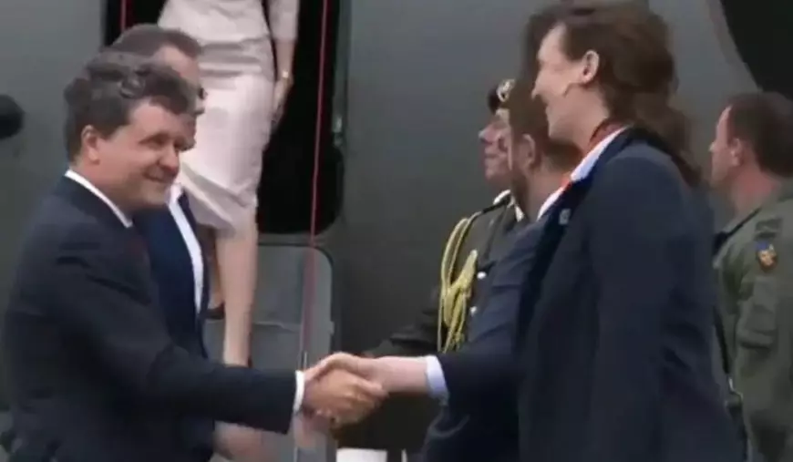 Nicușor Dan a ajun la Haga pentru Summitul NATO, președintele României a coborât din avionul Spartan și a strâns mâna cu oficialii aflați pe aeroport