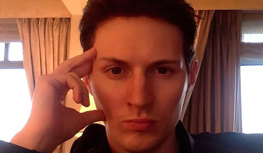 Fondatorul Telegram, Pavel Durov, stând cu mâna în dreptul bărbiei în timp ce își face un selfie