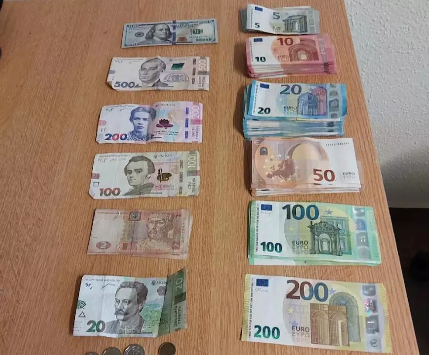 bancnote de 100 de dolari, 500, 200, 100, 20 și 2 de Grivne ucrainene și 5, 10, 20, 50, 100 și 200 de euro