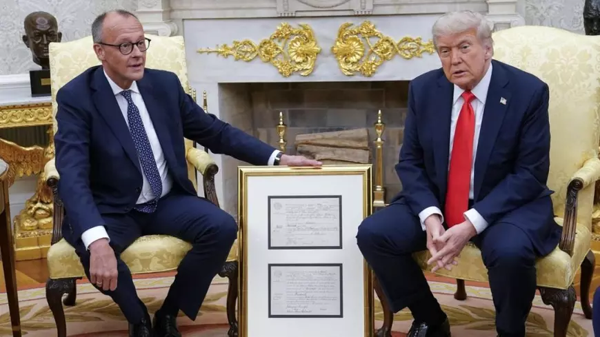 Cancelarul german Friedrich Merz îi înmânează președintelui Statelor Unite, Donald Trump, certificatul de naștere al bunicului președintelui, „Născut în 1869”, în Biroul Oval al Casei Albe din Washington.