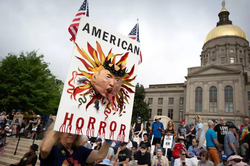 LIVE TEXT &bdquo;F&#259;r&#259; regi &icirc;n America&rdquo;: cel mai mare protest &icirc;mpotriva lui Trump chiar &icirc;n ziua paradei militare. Tensiuni la cote ridicate &icirc;ntre cele dou&#259; tabere