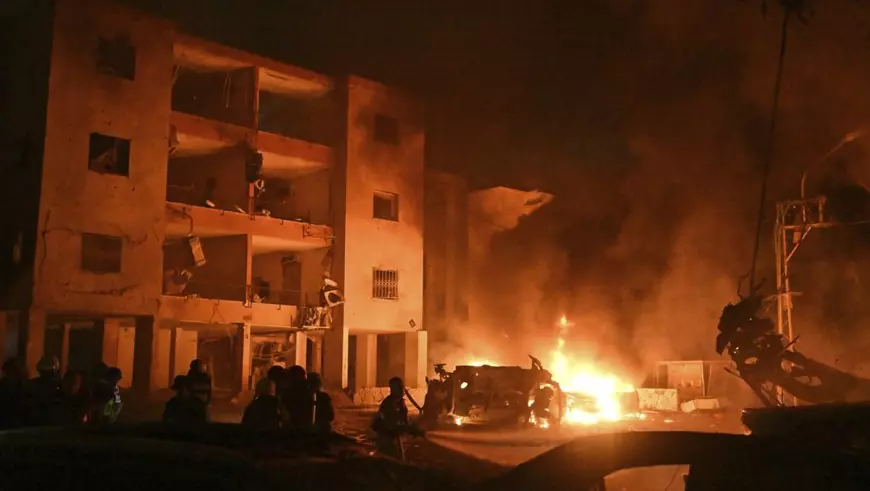 Pompierii lucrează pentru a stinge un incendiu după ce o rachetă lansată din Iran a lovit Haifa, în nordul Israelului, duminică, 15 iunie 2025.