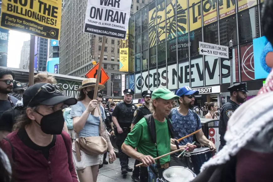  Protest împotriva războiului din Iran. Protestatarii se adună în Times Square și apoi mărșăluiesc spre Columbus Circle în New York City.