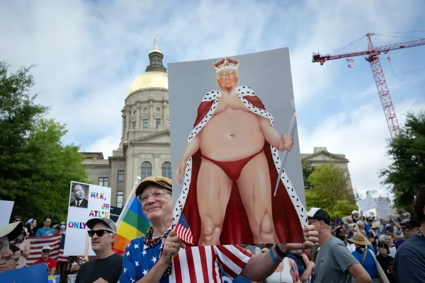 LIVE TEXT &bdquo;F&#259;r&#259; regi &icirc;n America&rdquo;: cel mai mare protest &icirc;mpotriva lui Trump chiar &icirc;n ziua paradei militare. Tensiuni la cote ridicate &icirc;ntre cele dou&#259; tabere