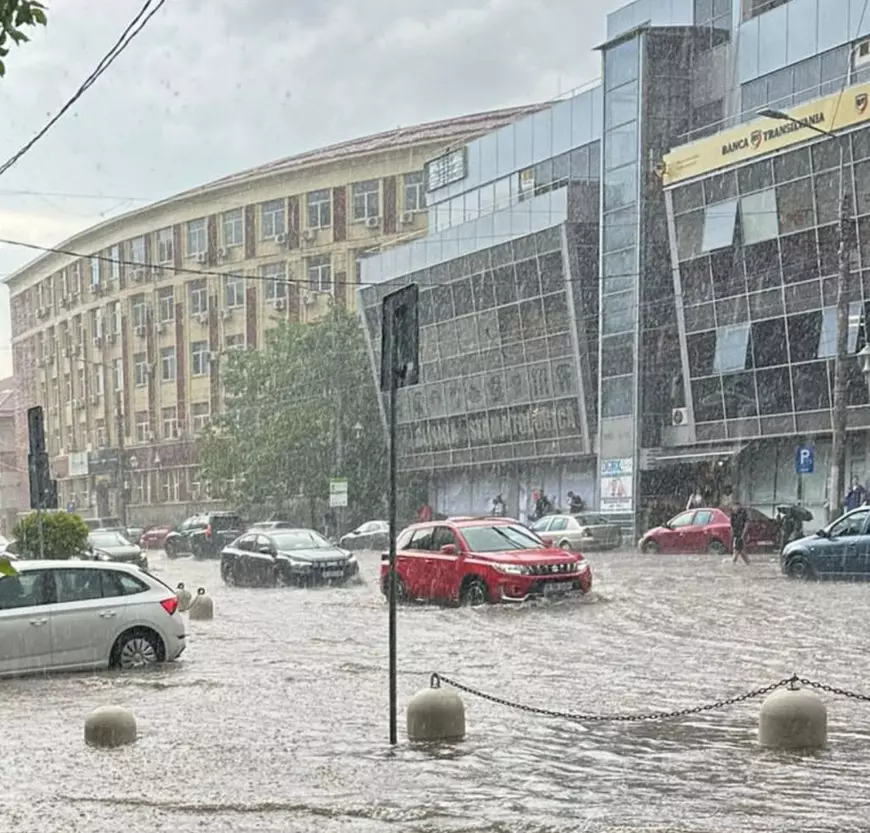 Furtuna din București a lăsat prăpăd în urmă: mașini distruse, străzi inundate, copaci prăbușiți