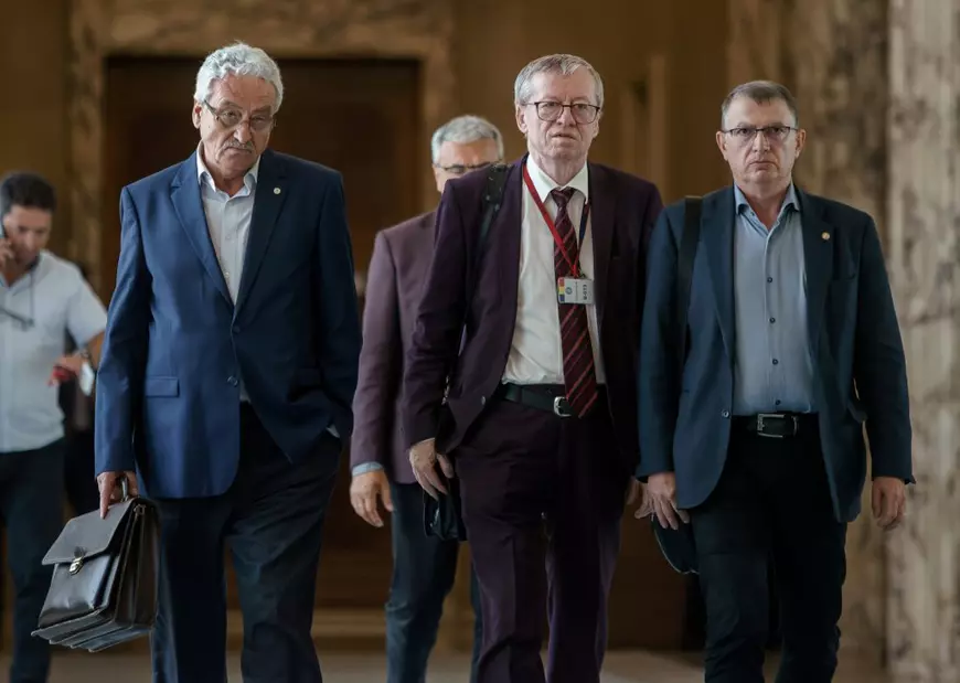 Liderii de sindicate din învățământ în timp ce ies de la consultările cu ministrul educatiei