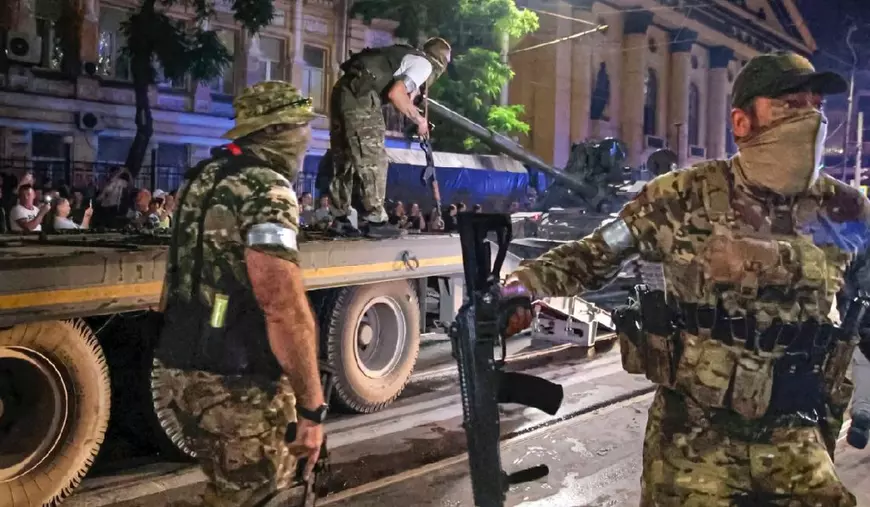 Mercenarii grupului rus Wagner încarcă un tanc pe un camion în Rostov-pe-Don, Rusia, pe 24 iunie 2023, după o scurtă rebeliune 