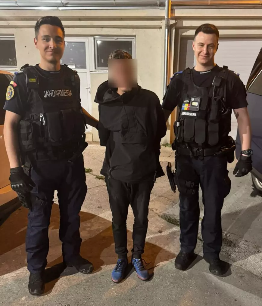 Suspectul prins de jandarmi când dormea pe o bancă din Constanța, cu fața blurată, flancat de cei doi jandarmi îmbrăcați în uniforme