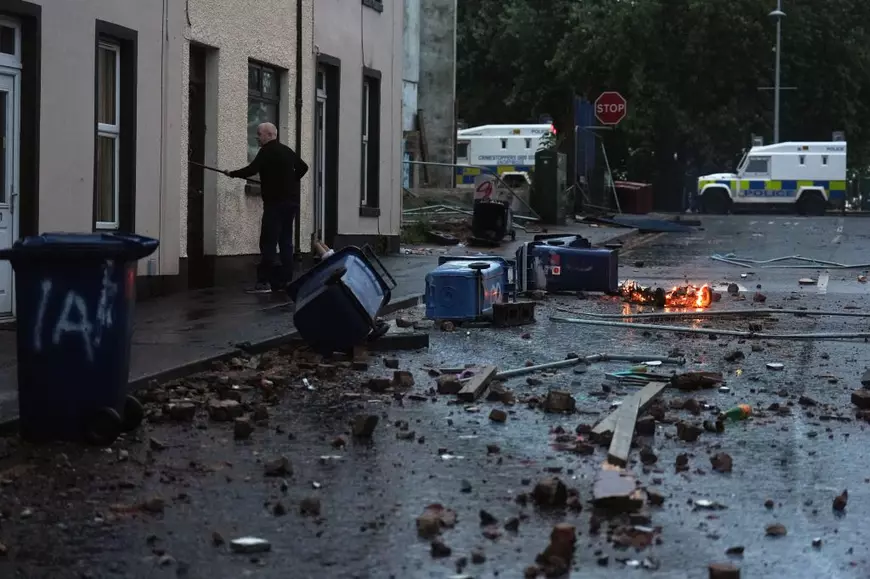 Tomberoane și mobilier stradal, distruse la Portadown