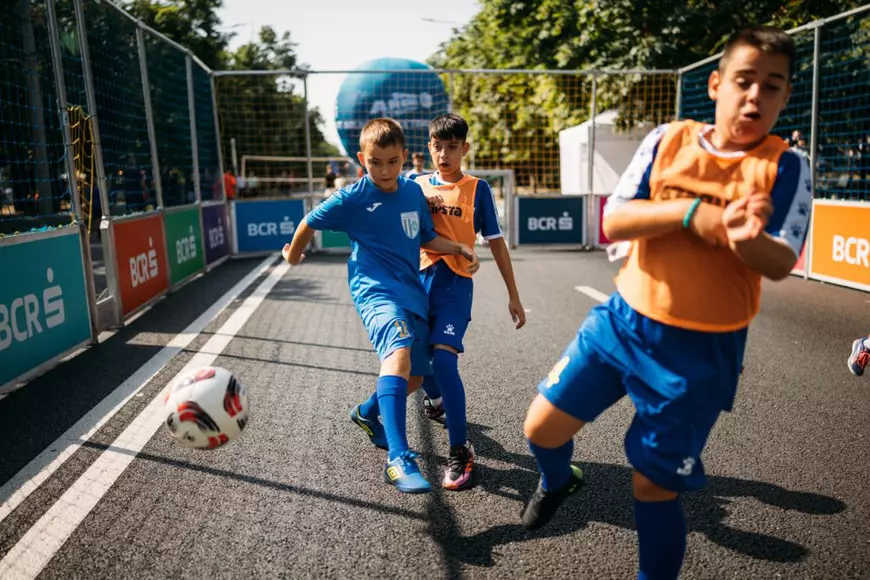Radu Valahu și Titi Prosop în roluri inedite pe terenul de baschet 3x3 la BCR Sport Arena Streetball Ploiești. Bulevardul Castanilor a devenit Bulevardul Sportului