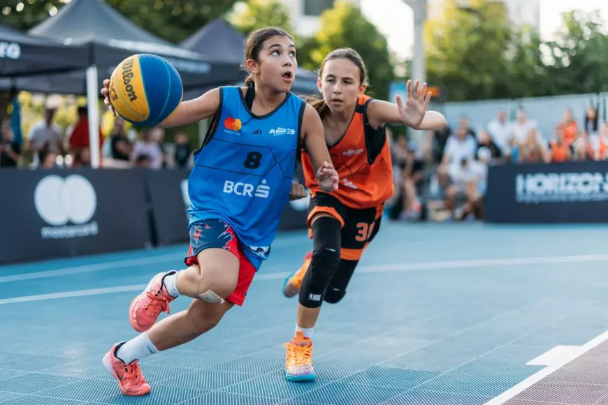 Radu Valahu și Titi Prosop în roluri inedite pe terenul de baschet 3x3 la BCR Sport Arena Streetball Ploiești. Bulevardul Castanilor a devenit Bulevardul Sportului