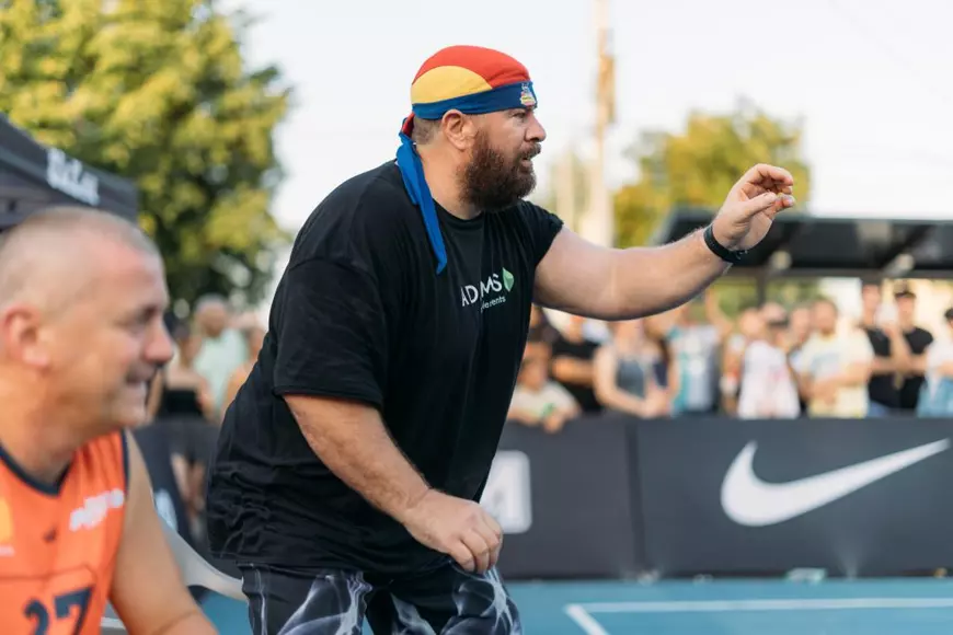 Radu Valahu și Titi Prosop în roluri inedite pe terenul de baschet 3x3 la BCR Sport Arena Streetball Ploiești. Bulevardul Castanilor a devenit Bulevardul Sportului