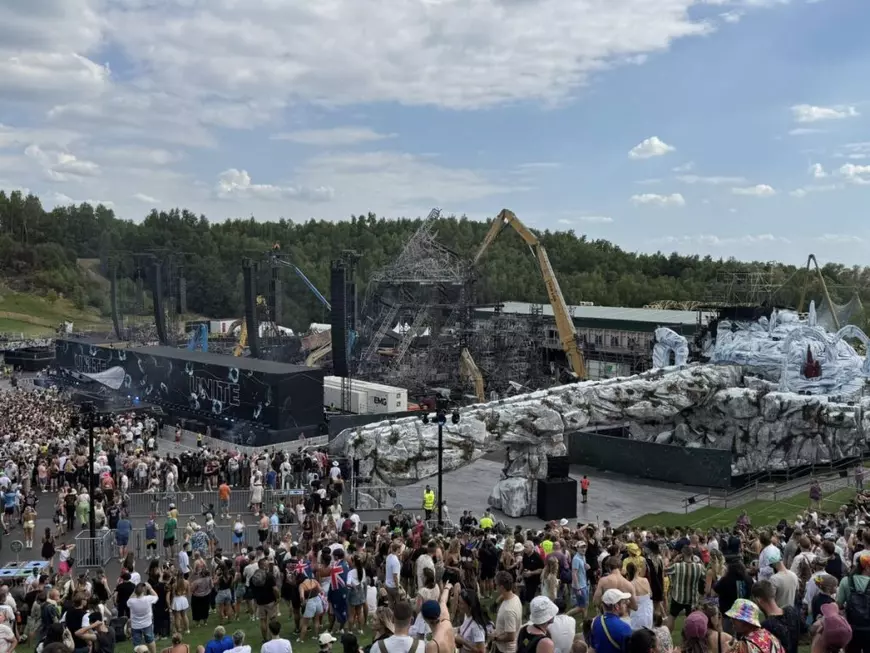 Festivalul Tomorrowland a început, la două zile după ce scena principală a fost mistuită de foc