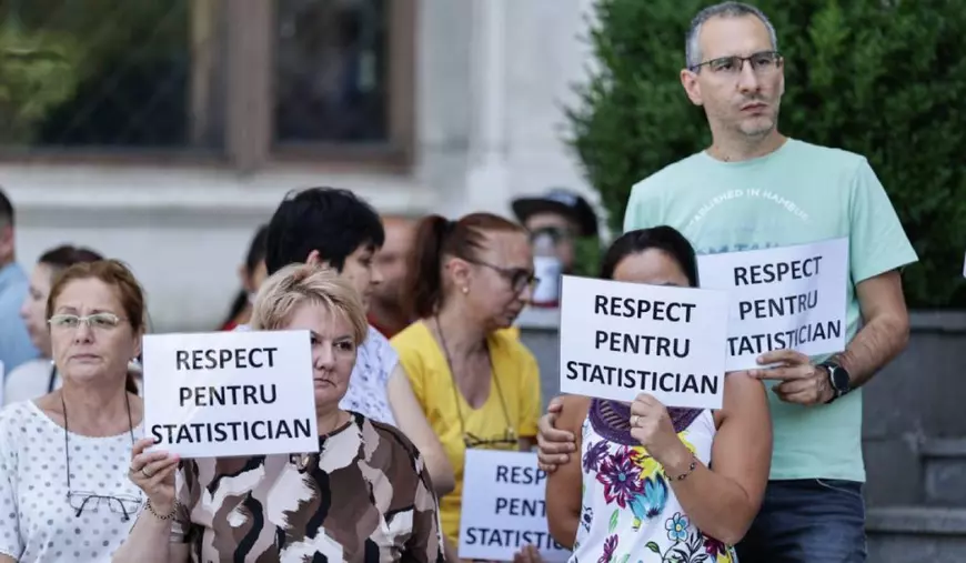 Angajații de la Institutul Național de Statistică au ieșit miercuri în stradă și protestează pe treptele instituției