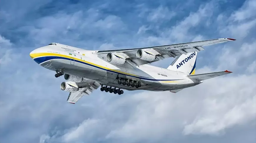 uriasul avion Antonov-124  al Ucrainei zboara pe cerul senin